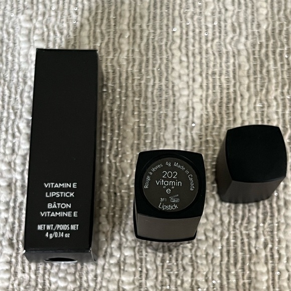 vitamin E lipstick moisturizing
💄 product is Canadian made 🇨🇦 
     Pinnacle - Picture 3 of 5